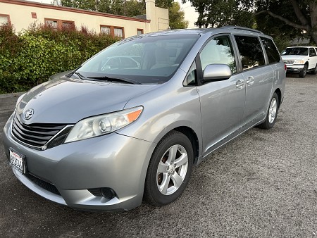 Key #33 Toyota Sienna LE Minivan 4D