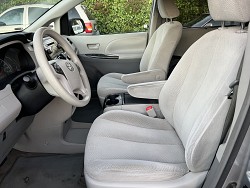 Key #33 Toyota Sienna LE Minivan 4D