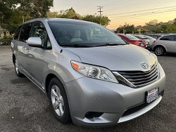 Key #33 Toyota Sienna LE Minivan 4D