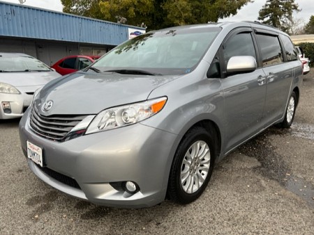 Key #1 Toyota Sienna XLE Minivan 4D Key #1 Toyota Sienna XLE Minivan 4D