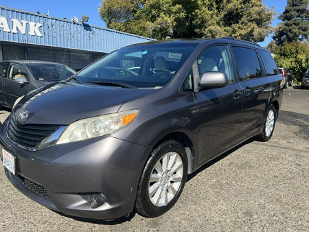 Key #34 Toyota Sienna LE Minivan 4D Key #34 Toyota Sienna LE Minivan 4D